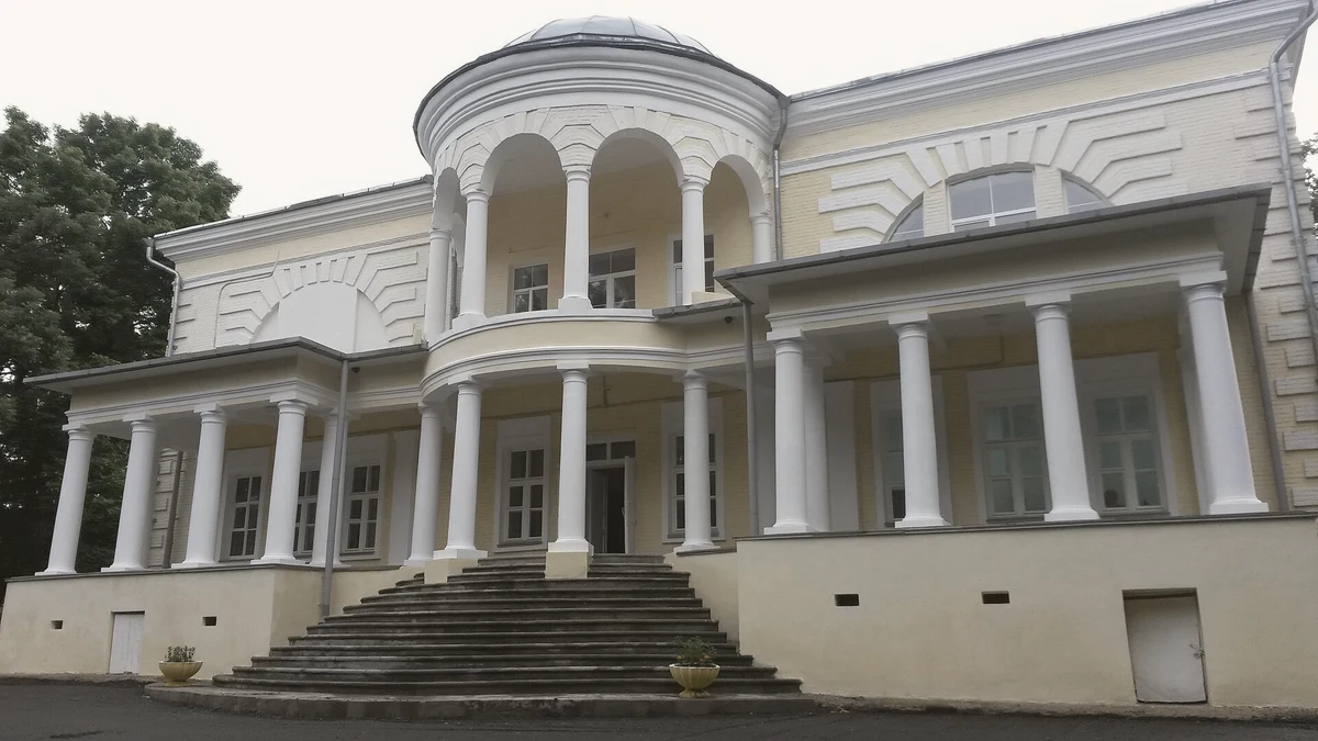 Главный дом усадьбы Стаховичей в Пальна-Михайловке, фотография 2016 года