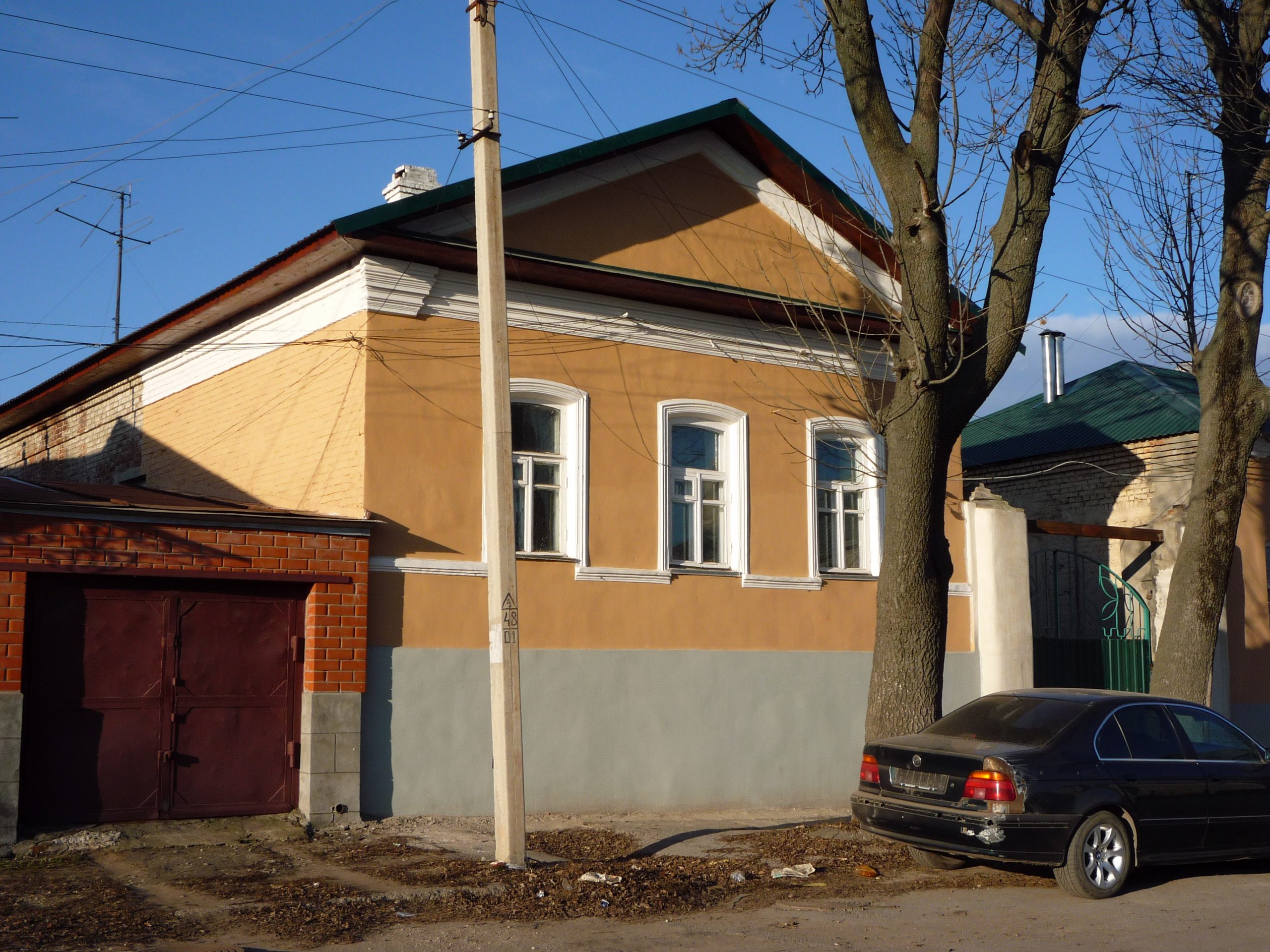 Восточный торец одноэтажного флигеля на Октябрьской, 163 с тремя окнами и треугольным фронтоном.