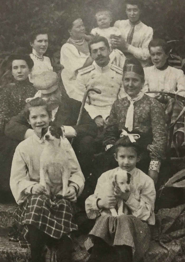 Семья Бехтеевых на ступенях усадебного дома. 1902 год.
