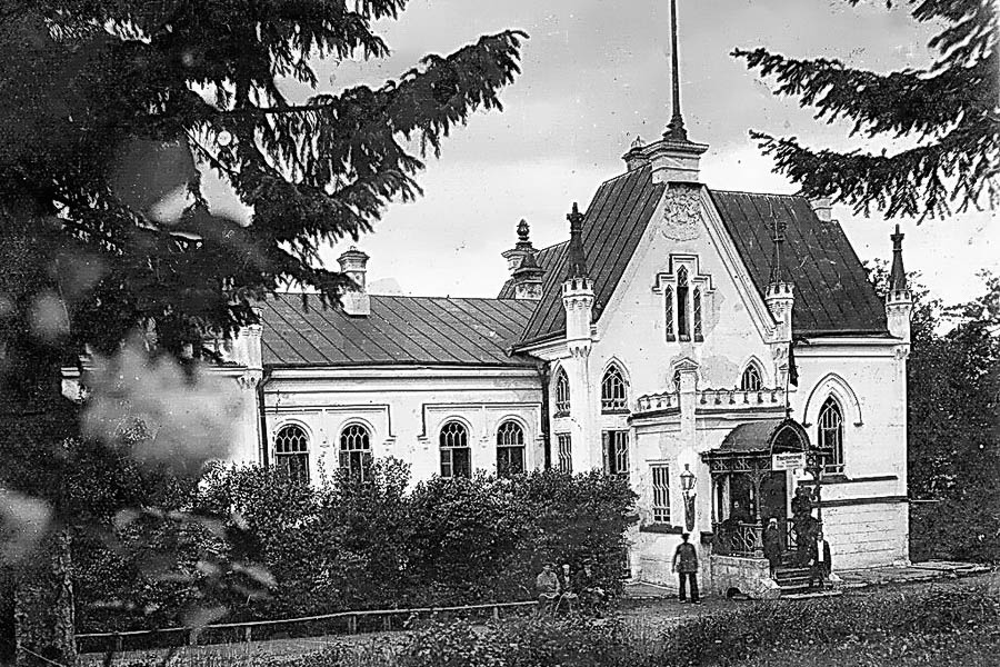 Другой старый вид дома. Публикатор предположительно датирует его 1920-ми годами; дореволюционная дата не подтверждена.
